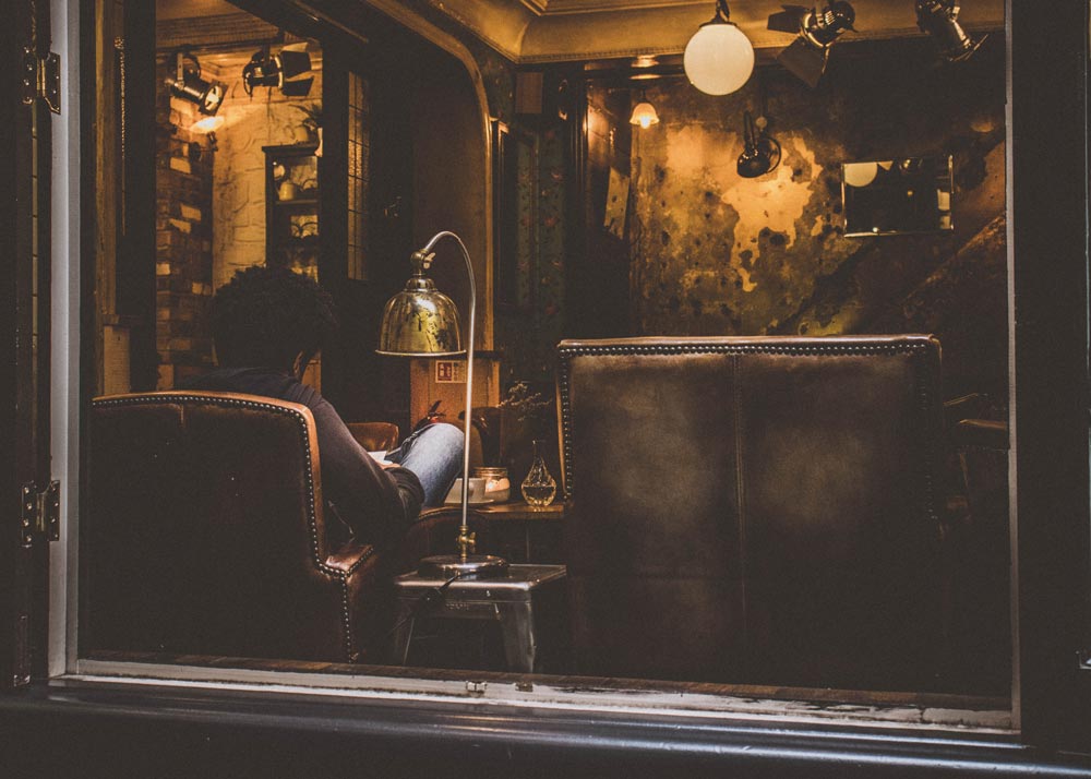 bruine leren bank industrieel interieur