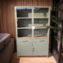 Figue vitrinekast industrieel olijfgroen / houten planken 120cm