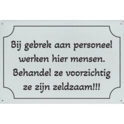 Bij gebrek aan personeel - metalen bord