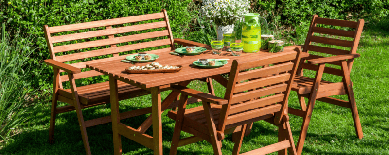 houten tuinmeubel schoonmaken