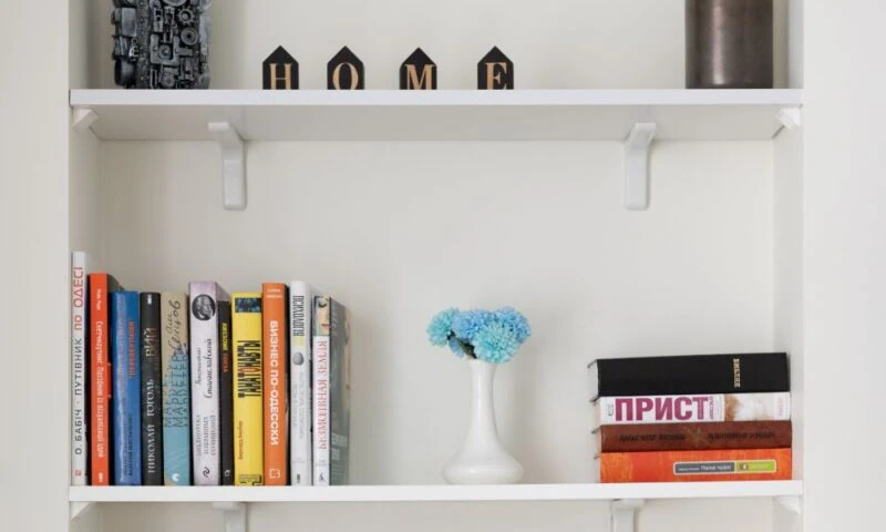 Zo kies je tussen een boekenkast en boekenplank: voordelen en nadelen op een rij