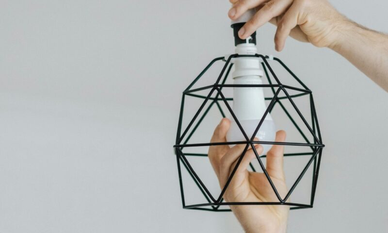 Een lamp ophangen, hoe doe je dat? De complete gids!