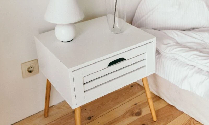 ​​Hoe kies je het juiste nachtkastje? Let op hoogte, breedte en stijl