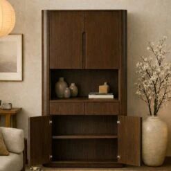 Yama kast onder deur open